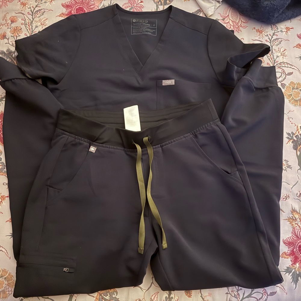 FIGS Quiet Navy Set with Olive Drawstring
XS Catarina with S reg joggers